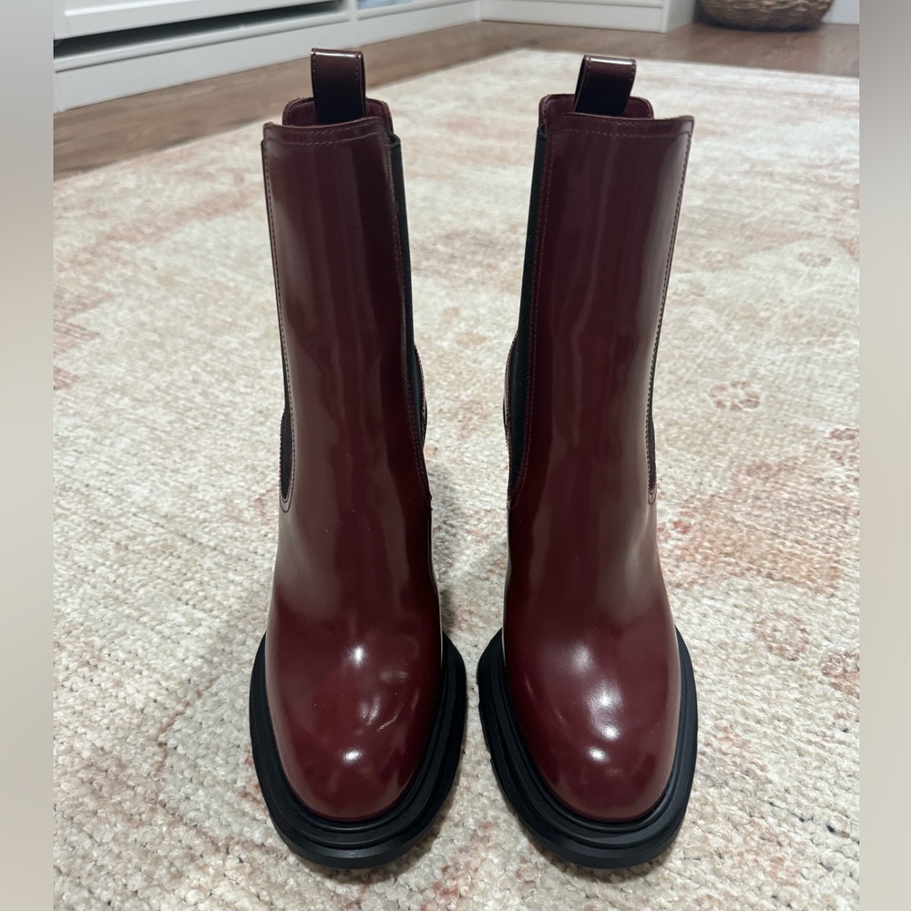 Alexander McQueen 38.5 Burgundy Block Heeled Chelsea Patent Leather Boots NEW